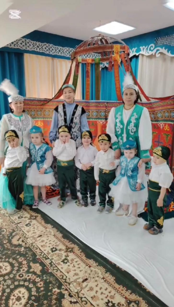 Ересек Гүлдер тобы:Ұлттық киімдер күні